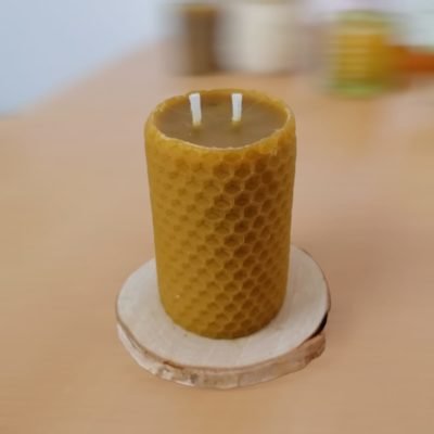 Vela de cera de abeja taco ciliíndrico con acabado de panal