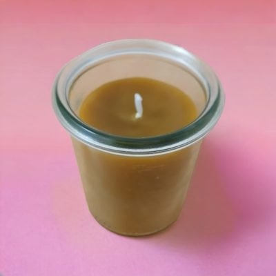 Vela de cera de abeja en recipiente de cristal