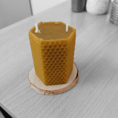Vela de cera de abeja taco hexagonal con acabado de panal