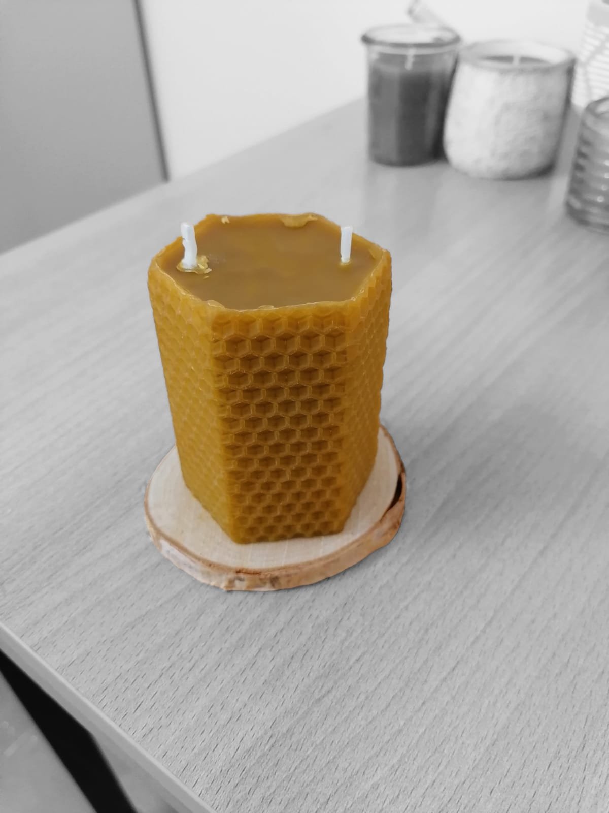 Vela de cera de abeja taco hexagonal con acabado de panal