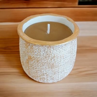 Vela de cera de abeja en recipiente de terracota