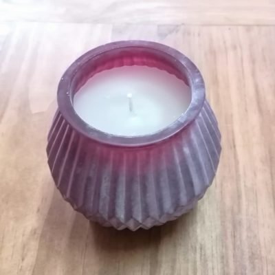 Vela aromática de parafina aroma nardo frasco cristal morado